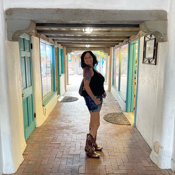 Meet your Posher, Cheryl - Picture 2 of 2